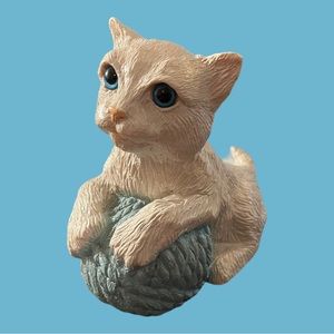 Vintage Resin White Cat Holding A Ball Of Yarn With Blue Marble Eyes- Signed 787